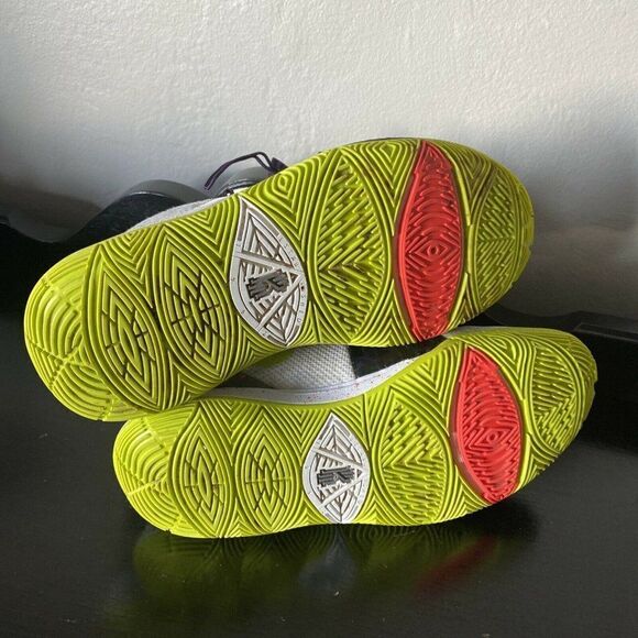 SIZE 4 YOUTH NIKE KYRIE 5 WHITE / GREEN AQ2456-102 SNEAKERS BASKETBALL - Picture 11 of 12